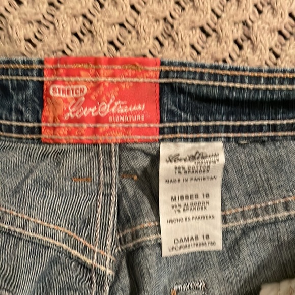 Levi Strauss stretch shorts. Size Misses 16 - Picture 2 of 3